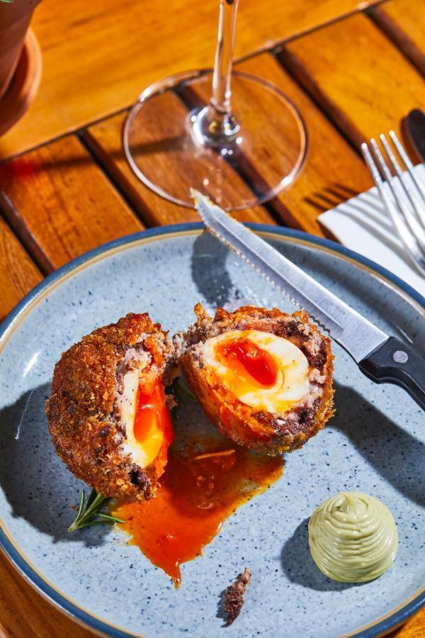 Jose Pizarro The Swan Inn Эшер Экстерьер фото