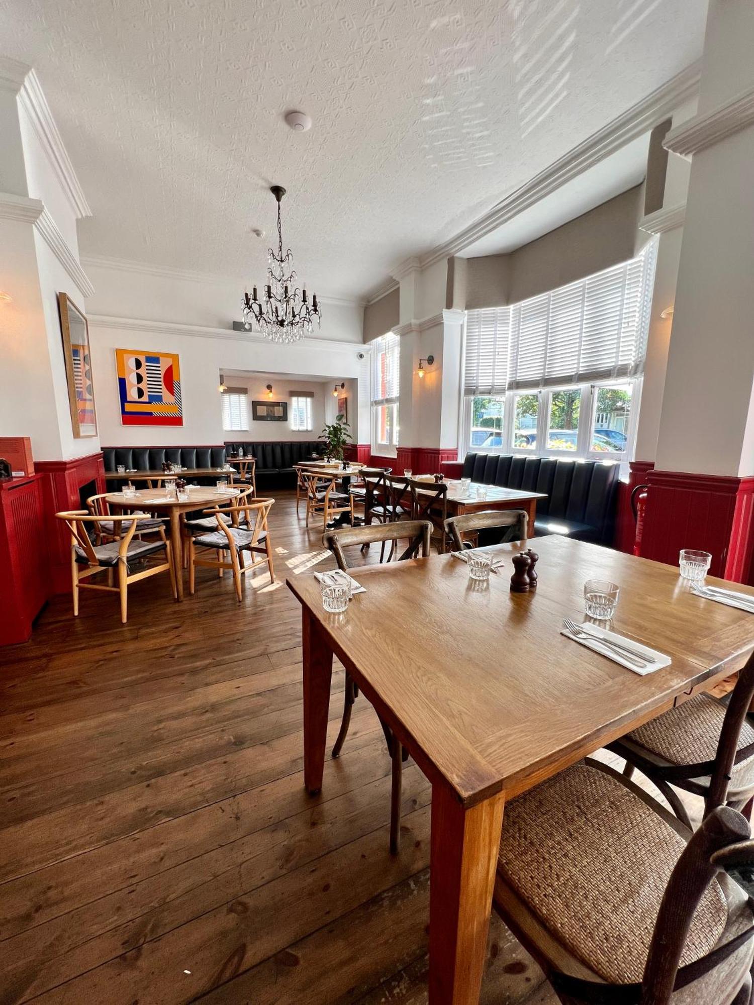 Jose Pizarro The Swan Inn Эшер Экстерьер фото